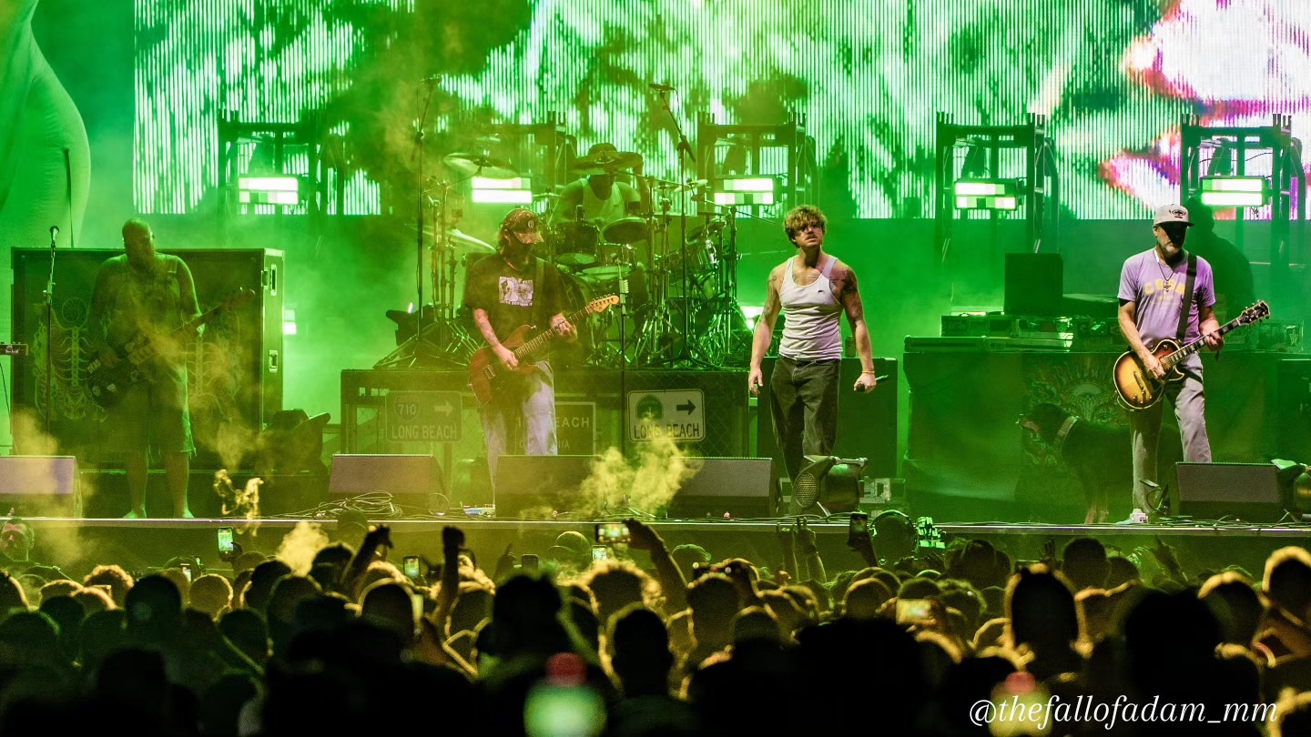 Wide view of Sublime and the crowd under green light.