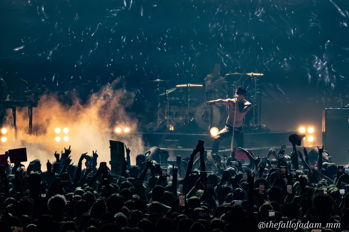 Wide view of the crowd and Yungblud beneath falling confetti.