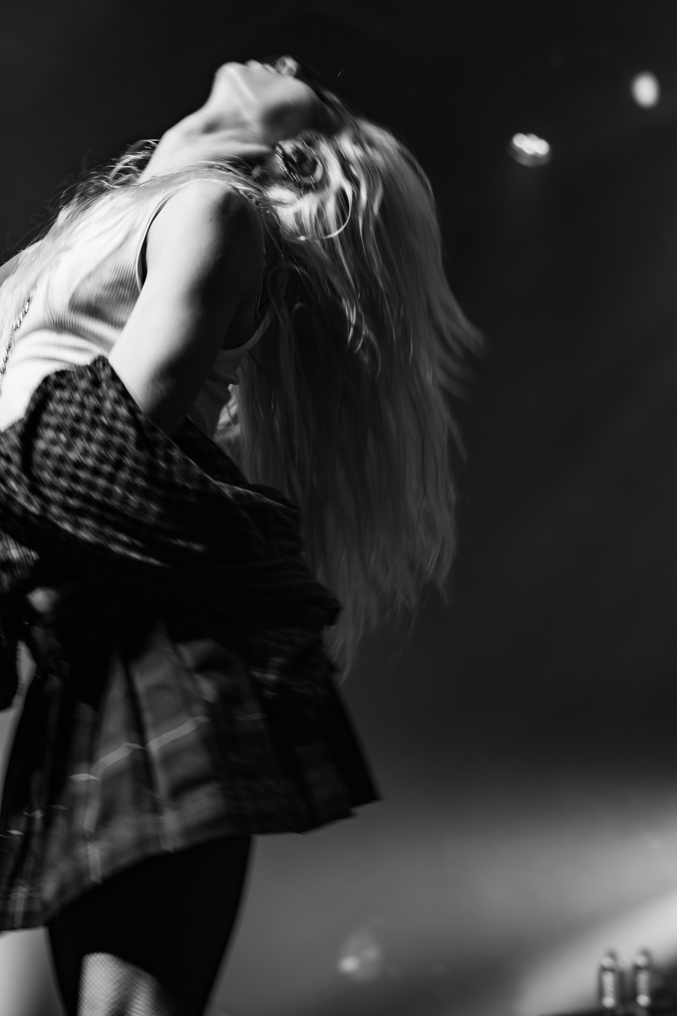 Black and white portrait of Taylor Momsen leaning back while singing.
